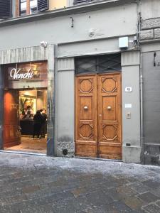 フィレンツェにあるBell Tower Studio Apartmentの通りの木の扉付き店舗