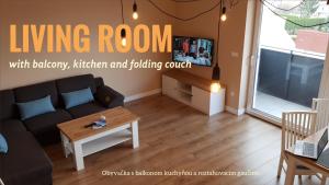 Televízia a/alebo spoločenská miestnosť v ubytovaní Panorama Apartmens Trenčín