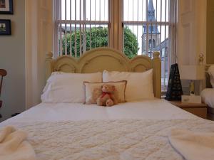 A bed or beds in a room at Brae Cottage 