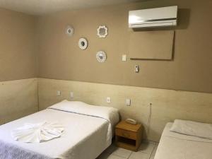 Tempat tidur dalam kamar di Hotel Coqueiral