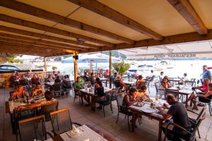 Restoran atau tempat lain untuk makan di Apartmani Prova