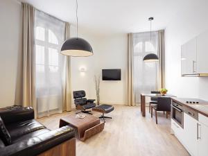 uma sala de estar com um sofá e uma mesa em The Red Apartments em Dusseldorf