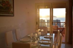 Ein Restaurant oder anderes Speiselokal in der Unterkunft Seaview Penthouse 2 Bedrooms Apartment & Box Garage 