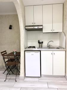 A kitchen or kitchenette at Bed No Breakfast AK