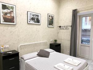 a bedroom with a bed and pictures on the wall at Bed No Breakfast AK in Naples