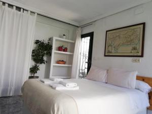 セビリアにあるHeliópolis IIのベッドルーム1室(大きな白いベッド1台、タオル付)