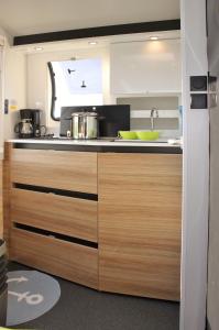 eine Küche mit einer Spüle und einer Arbeitsplatte in der Unterkunft Sandbank2go in Cuxhaven