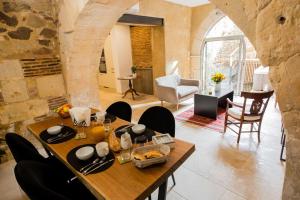 una sala da pranzo con tavolo e sedie in legno di Appartement de charme au coeur de Bergerac a Bergerac