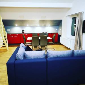 波德切特泰克的住宿－Apartments Ema，客厅配有蓝色的沙发和桌子
