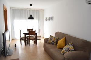 een woonkamer met een bank en een tafel bij Apartament Lo Passador in Deltebre