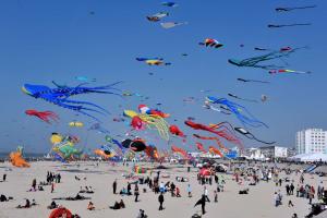 Un groupe de gens sur une plage volant des cerfs-volants dans l'établissement calypso 2, à Berck-sur-Mer