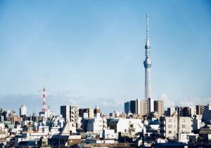 Blick auf eine Stadt mit einem Turm im Hintergrund in der Unterkunft Arakawa-ku - Hotel / Vacation STAY 21933 in Tokio