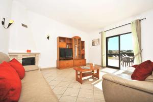 een woonkamer met een bank en een tafel bij Villa Sardenha by Algarve Vacation in Guia