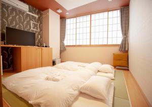 uma grande cama branca num quarto com uma janela em Arakawa-ku - Hotel / Vacation STAY 21946 em Tóquio