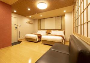 東京にあるArakawa-ku - Hotel / Vacation STAY 22245のベッド2台とソファがあるホテルの部屋