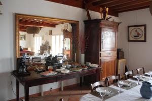 uma sala com uma mesa com pratos de comida em Pivoine et Cerise em Saint-Romain-de-Popey