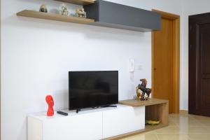 En tv och/eller ett underhållningssystem på Seaview Penthouse 2 Bedrooms Apartment & Box Garage