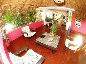 una vista aérea de un restaurante con mesa y sillas en Hotel Flamingos en Acapulco