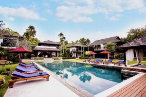 ein Bild eines Pools in einer Villa in der Unterkunft Tamarind Exclusive Villa in Bang Sare