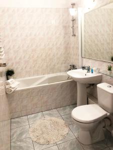 Kúpeľňa v ubytovaní Sienna 93 - cozy studio by Homeprime + 23 fotografií