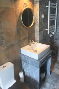A bathroom at The Globetrotter's Inn