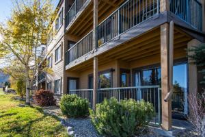 Un edificio con balcones a los lados. en Lake Forest 101B, en Frisco