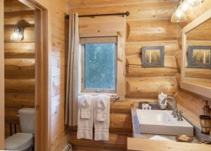 Koupelna v ubytování Elk Meadow Lodge