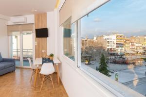 Rõdu või terrass majutusasutuses Pantheon Square View Komotini