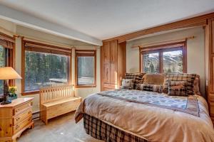 布雷肯里奇Atrium Bluebird Condo: Great Downtown Breck Location的带一张床和两扇窗户的卧室 更多12张照片