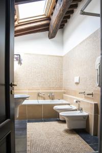 TregnagoにあるResidence Villa Vincoのバスルーム(洗面台2つ、トイレ2つ付)