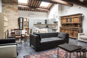 a living room with a couch and a table at Residence Villa Vinco in Tregnago