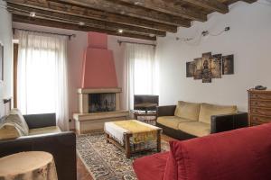 a living room with a couch and a fireplace at Residence Villa Vinco in Tregnago