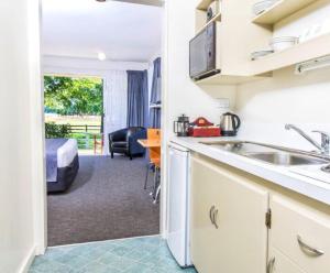 Köök või kööginurk majutusasutuses Lake Dunstan Motel