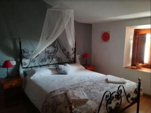 Postel nebo postele na pokoji v ubytování Rectoria de Montclar- habitatge d'ús turístic -apartament + 23 fotografií