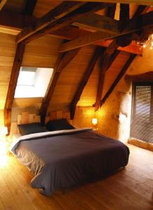 sypialnia z dużym łóżkiem na poddaszu w obiekcie Gîte Nature w mieście Vitrac-sur-Montane