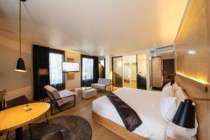 une chambre d'hôtel avec un lit et un salon dans l'établissement Autentico Monterrey, à Monterrey