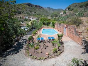 - Vistas aéreas a la piscina y al complejo en Casa Vacacional Rural Villa Barranco de los Cernícalos, en Valsequillo