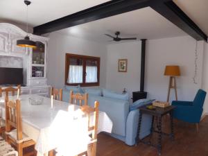 sala de estar con mesa y sofá azul en Olmedilla, en Olmeda de las Fuentes