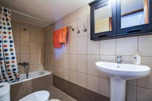 Koupelna v ubytování Apostolos Private Resindence + 21 fotografií