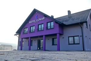 Un edificio viola con le parole "da motel" sopra. di Motel Lunar a Oświęcim