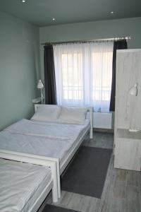 sypialnia z 2 łóżkami i 2 oknami w obiekcie Motel Lunar w Oświęcimiu