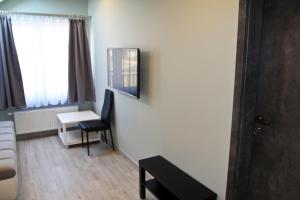 Pokój z łóżkiem, biurkiem i oknem w obiekcie Motel Lunar w Oświęcimiu