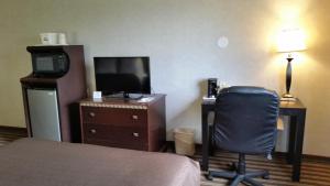 TV a/nebo společenská místnost v ubytování Days Inn & Suites by Wyndham Vancouver