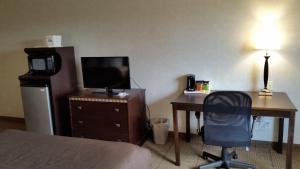 TV a/nebo společenská místnost v ubytování Days Inn & Suites by Wyndham Vancouver