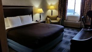 Postel nebo postele na pokoji v ubytování Days Inn & Suites by Wyndham Vancouver