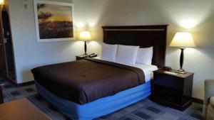 Postel nebo postele na pokoji v ubytování Days Inn & Suites by Wyndham Vancouver