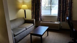 Posezení v ubytování Days Inn & Suites by Wyndham Vancouver