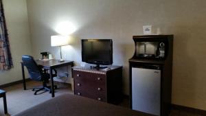Kuchyň nebo kuchyňský kout v ubytování Days Inn & Suites by Wyndham Vancouver