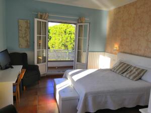 1 dormitorio con cama, escritorio y ventana en Hotel Marisma Sancti Petri, en Chiclana de la Frontera