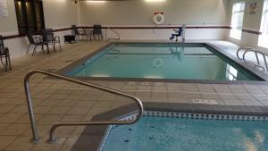 Bazén v ubytování Days Inn & Suites by Wyndham Vancouver nebo v jeho okolí